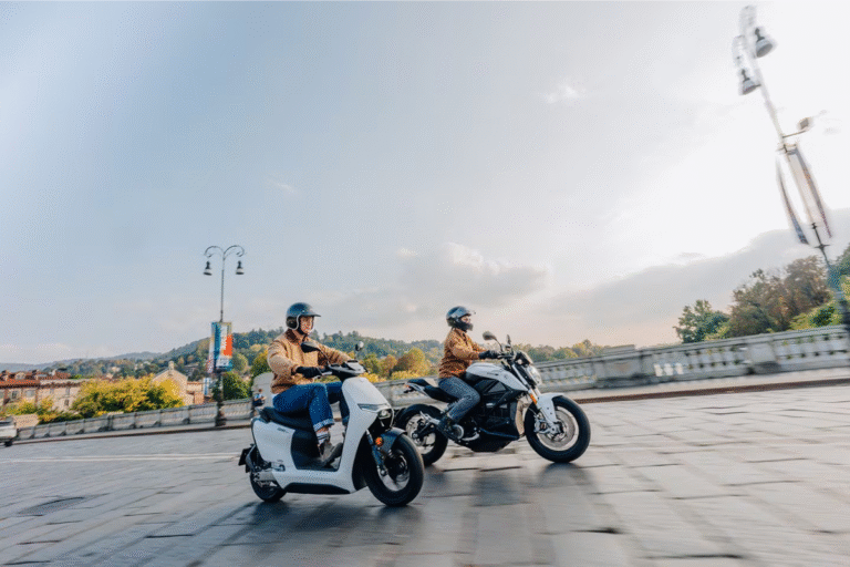 avec ce scooter compact à batterie amovible, ce scooter pourrait bien ringardiser tous les modèles thermiques en france