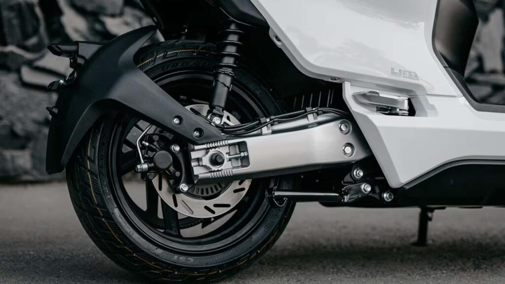 avec ce scooter compact à batterie amovible, ce scooter pourrait bien ringardiser tous les modèles thermiques en france 9