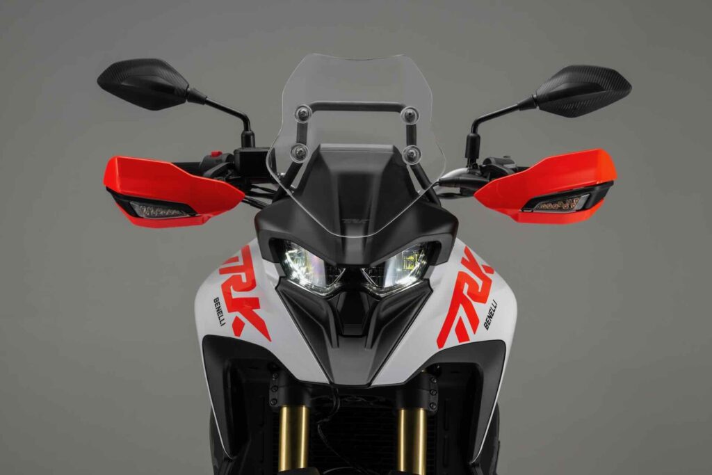 benelli lâche la trail a2 la plus insolente de l’année twin 270°, 56 ch, suspensions 3 voies, jantes 1917 prête à tout rafler en europe 3
