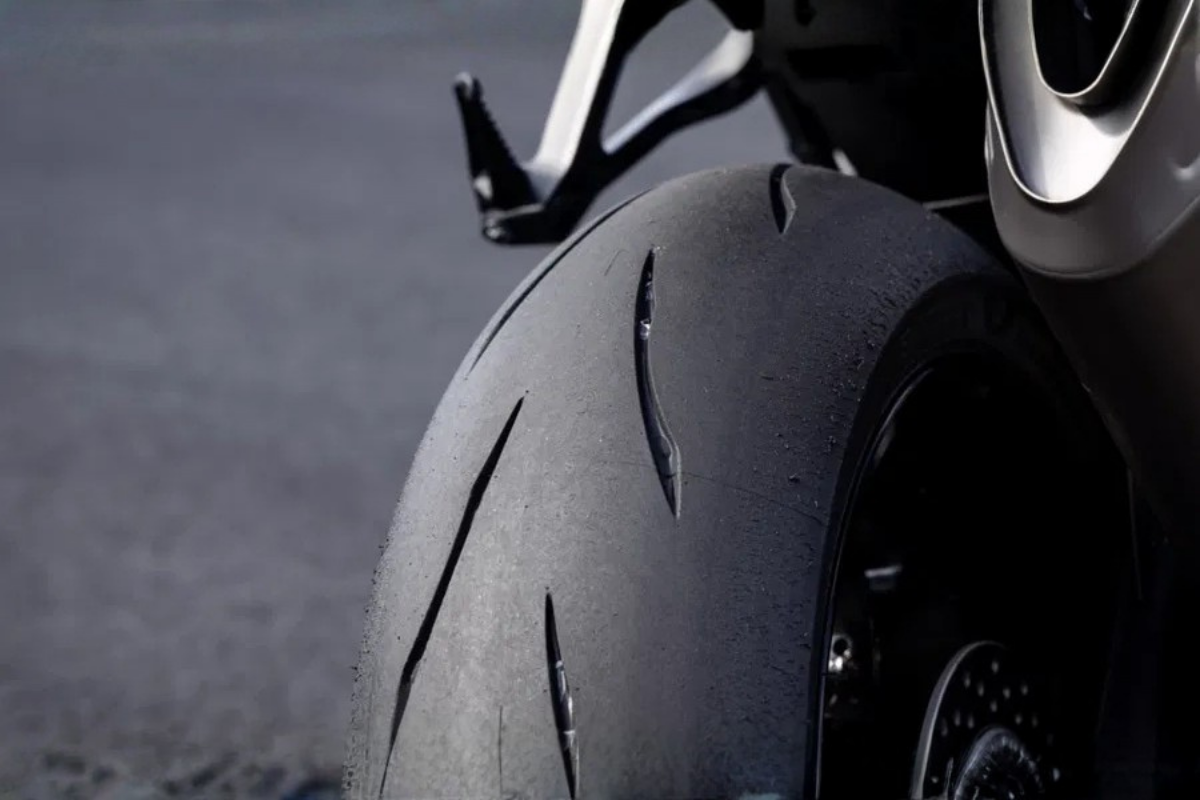 bridgestone prépare un carnage en 2026 ce nouveau “racing street” revendique l’adhérence la plus folle de la gamme battlax