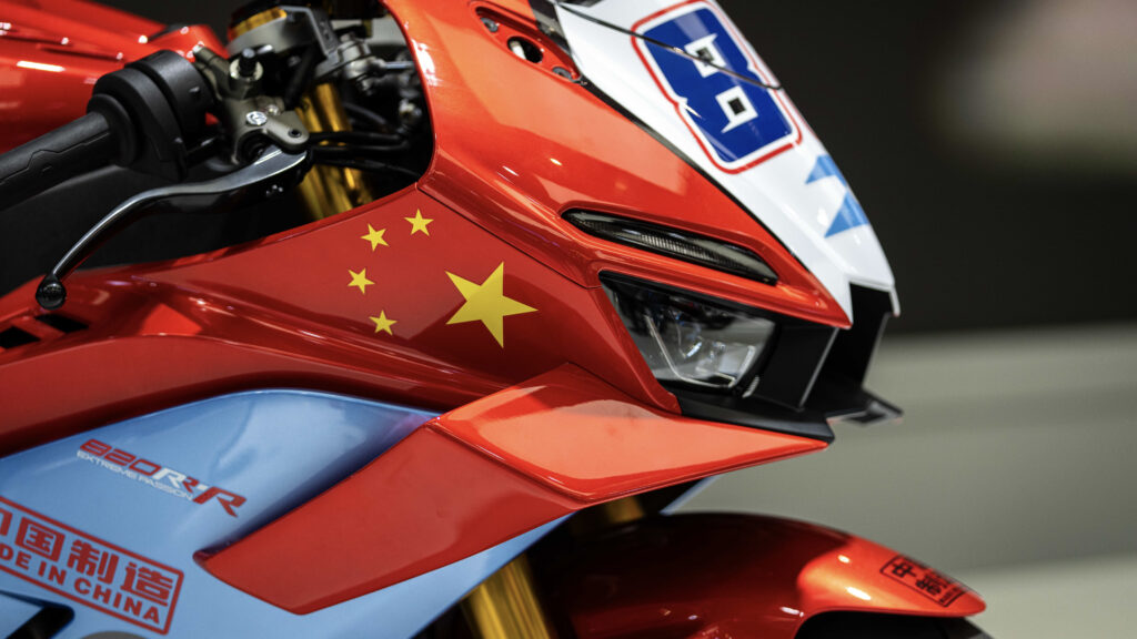 ce fondateur chinois viré de sa propre boîte revient avec un empire moto à son nom et une ambition mondiale assumée 12