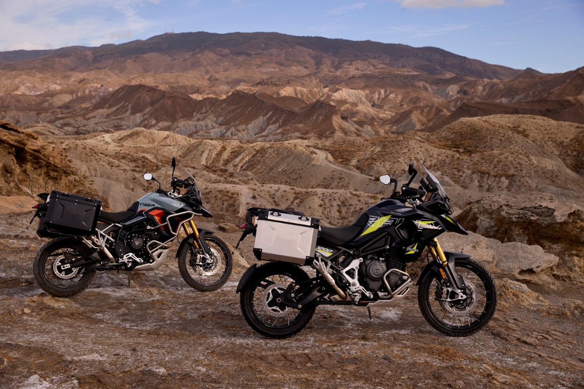 ces nouvelles triumph tiger 900 et 1200 arrivent avec des options dignes du dakar échappement sport, blind spot, confort premium