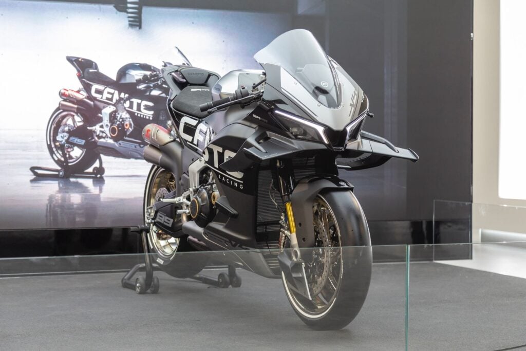cette moto qui fait trembler ducati et bmw cfmoto ose tout avec sa v4 sr rr au look d’arme de guerre technologique 1