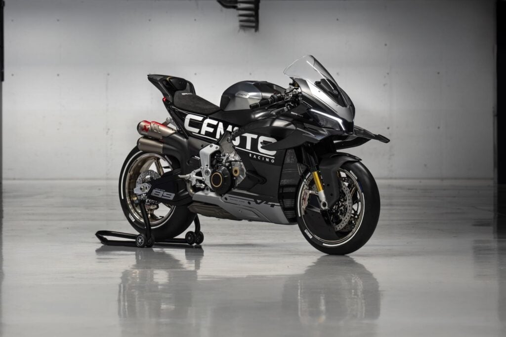 cette moto qui fait trembler ducati et bmw cfmoto ose tout avec sa v4 sr rr au look d’arme de guerre technologique 2