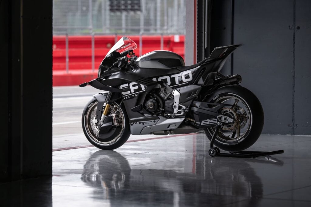 cette moto qui fait trembler ducati et bmw cfmoto ose tout avec sa v4 sr rr au look d’arme de guerre technologique 3