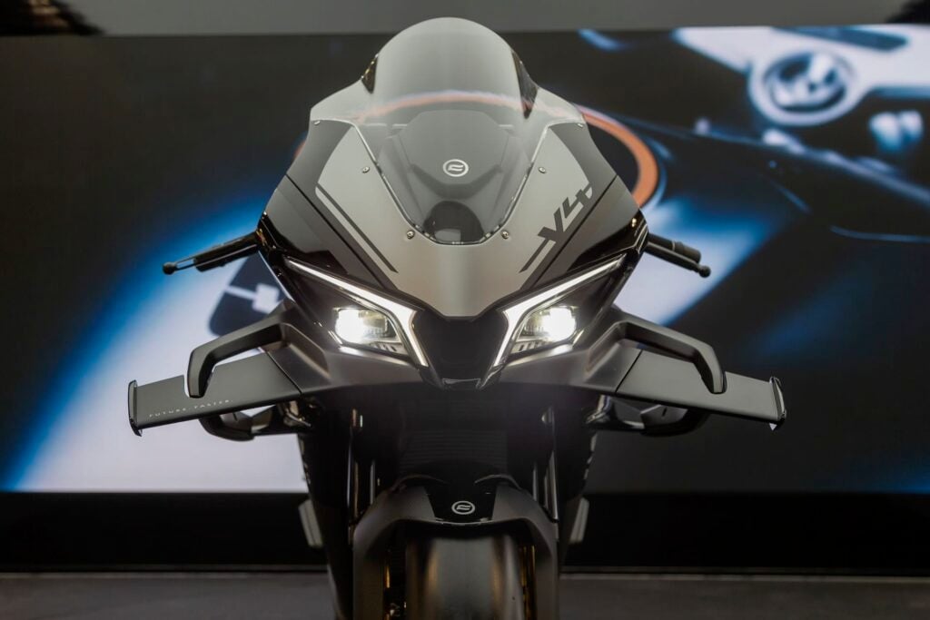 cette moto qui fait trembler ducati et bmw cfmoto ose tout avec sa v4 sr rr au look d’arme de guerre technologique 4
