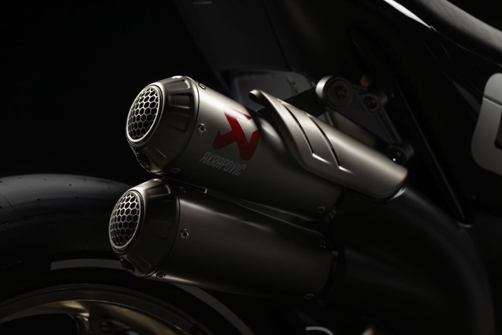 cette moto qui fait trembler ducati et bmw cfmoto ose tout avec sa v4 sr rr au look d’arme de guerre technologique 6