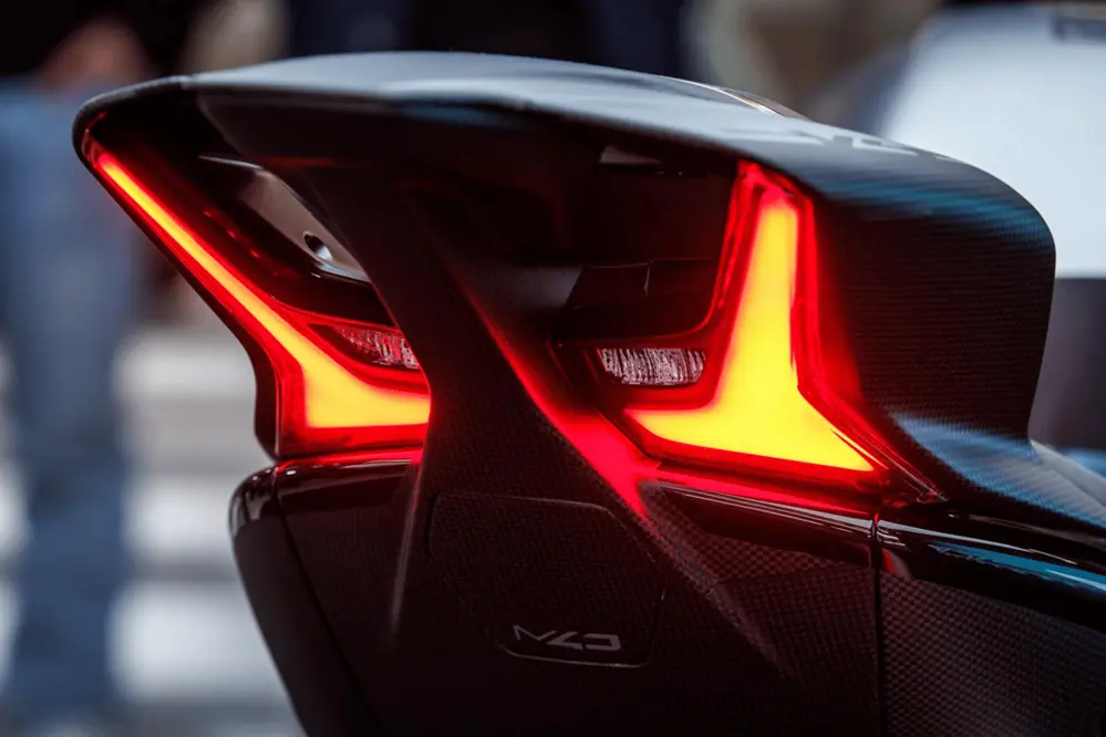 cette moto qui fait trembler ducati et bmw cfmoto ose tout avec sa v4 sr rr au look d’arme de guerre technologique 8