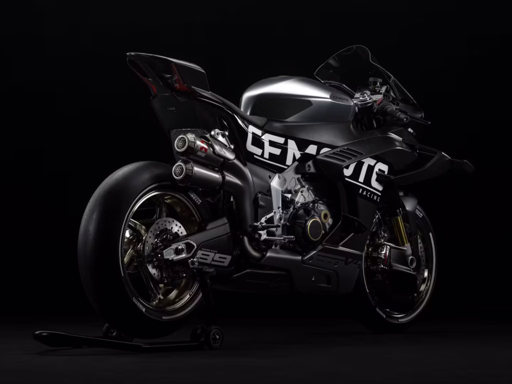 cette moto qui fait trembler ducati et bmw cfmoto ose tout avec sa v4 sr rr au look d’arme de guerre technologique 9