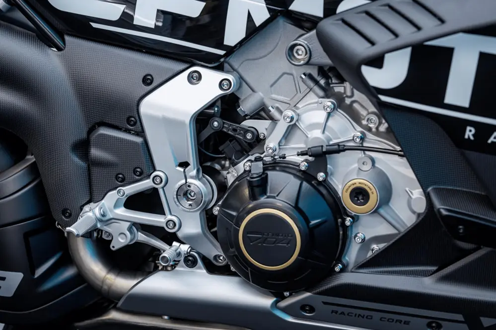 cette moto qui fait trembler ducati et bmw cfmoto ose tout avec sa v4 sr rr au look d’arme de guerre technologique 9