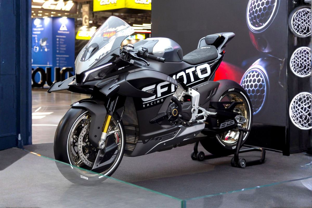 cette moto qui fait trembler ducati et bmw cfmoto ose tout avec sa v4 sr rr au look d’arme de guerre technologique