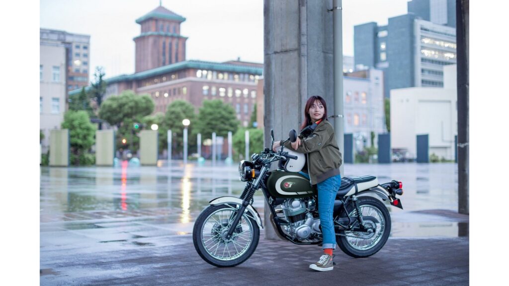 cette nouvelle kawasaki de 133 kg semble tout droit sortie de 1965 mais elle arrive en concession dès janvier 4