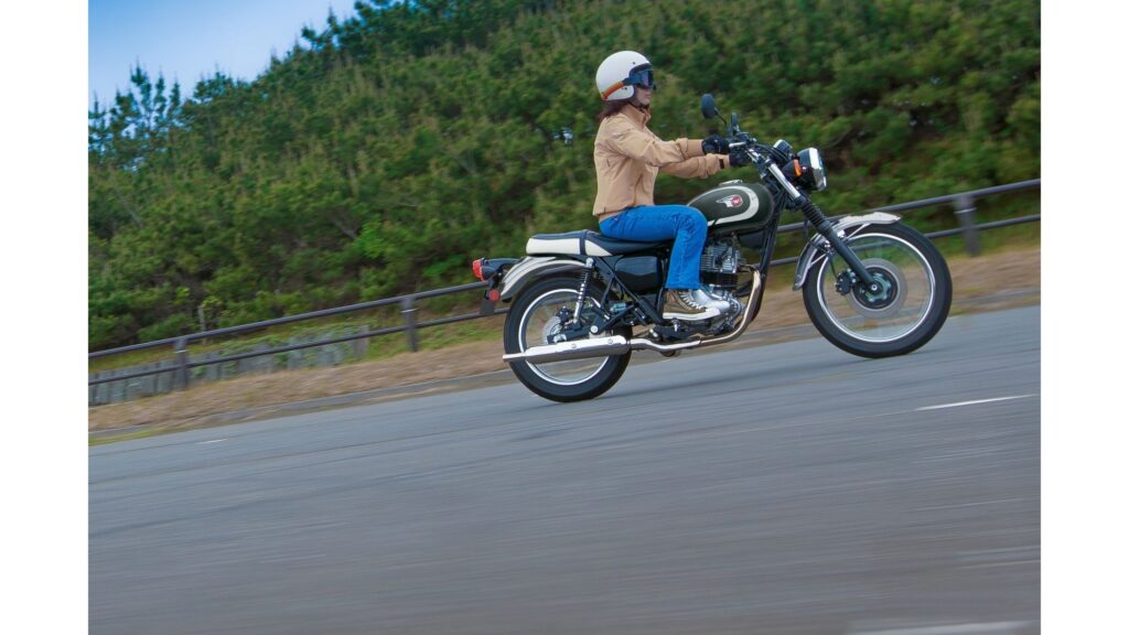 cette nouvelle kawasaki de 133 kg semble tout droit sortie de 1965 mais elle arrive en concession dès janvier 6