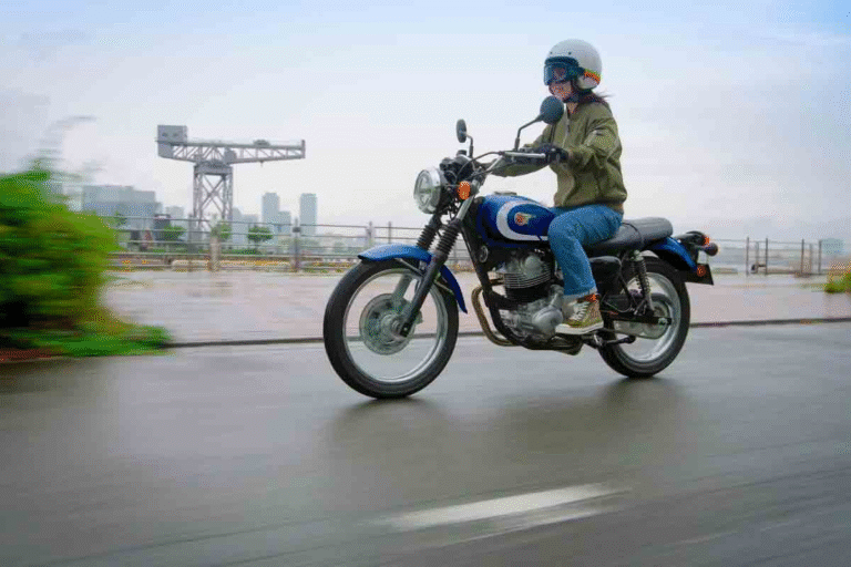 cette nouvelle kawasaki de 133 kg semble tout droit sortie de 1965 mais elle arrive en concession dès janvier