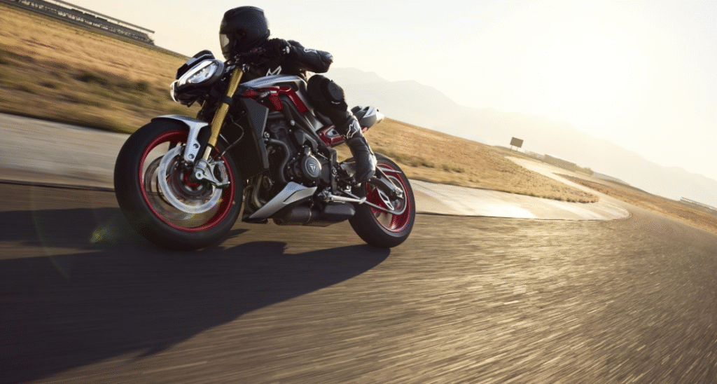 cette triumph est plus affûtée qu’une motogp la version rx 2026 ridiculise toutes les sportives de série 1