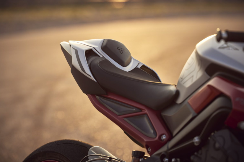 cette triumph est plus affûtée qu’une motogp la version rx 2026 ridiculise toutes les sportives de série 10