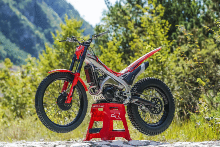 conçue main dans la main avec les pilotes pros, la sincro 300 de beta veut connecter l’homme à la machine comme jamais