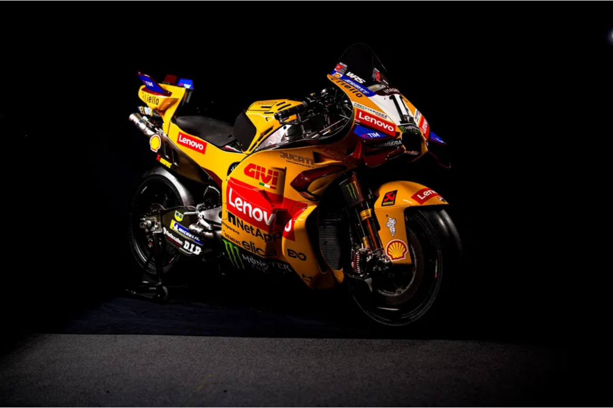 ducati déterre ses légendes de course ces deux motos gp noires et jaunes électrisent déjà la saison de 2026