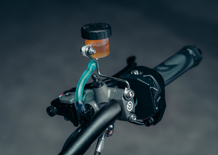 elle n’a ni carénage, ni câbles visibles cette moto électrique britannique défie toutes les règles et fait sensation à mcl25 10