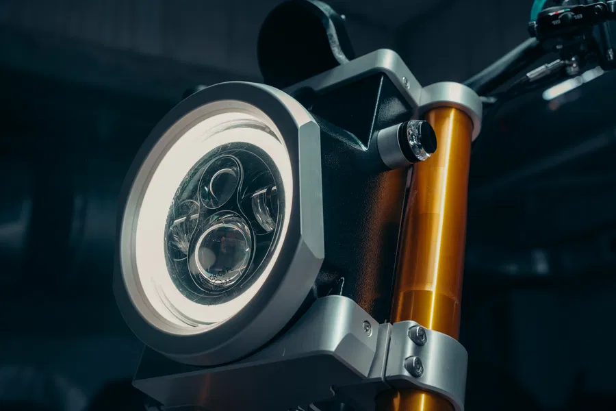 elle n’a ni carénage, ni câbles visibles cette moto électrique britannique défie toutes les règles et fait sensation à mcl25 2