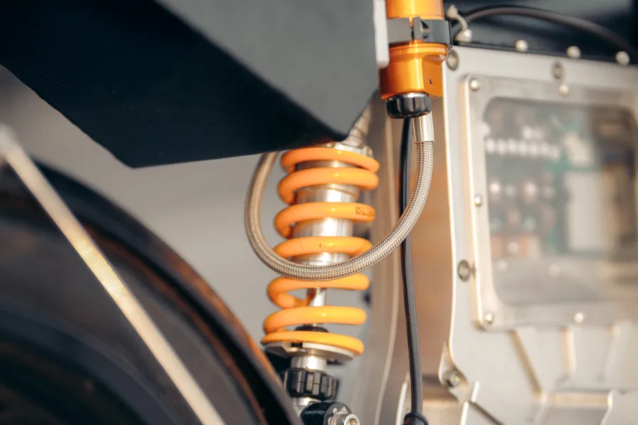 elle n’a ni carénage, ni câbles visibles cette moto électrique britannique défie toutes les règles et fait sensation à mcl25 3