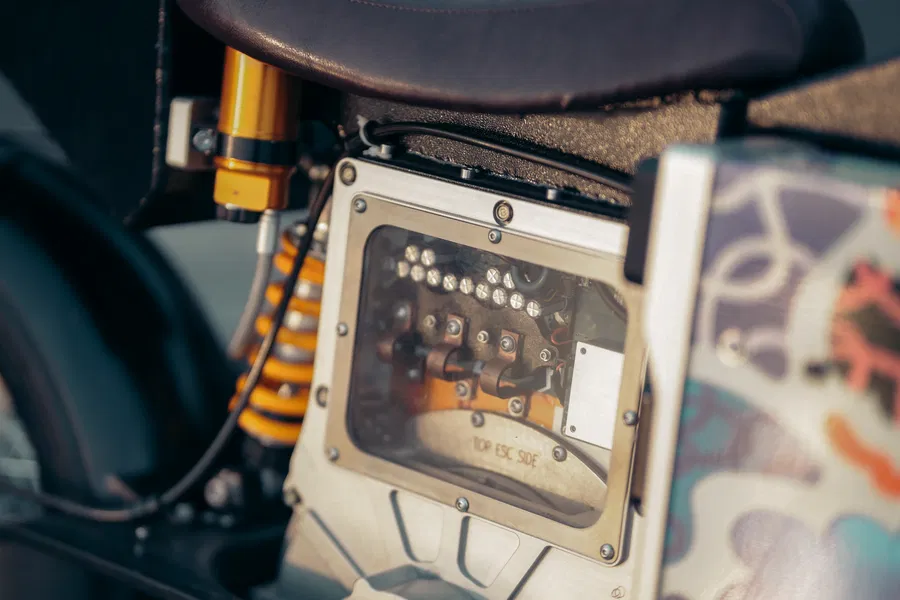 elle n’a ni carénage, ni câbles visibles cette moto électrique britannique défie toutes les règles et fait sensation à mcl25 4