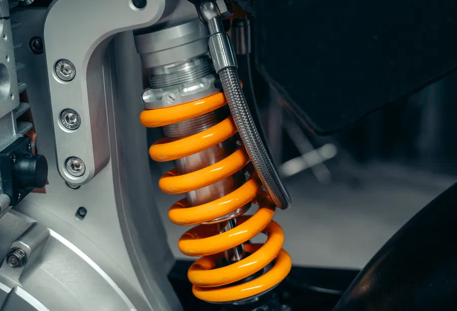 elle n’a ni carénage, ni câbles visibles cette moto électrique britannique défie toutes les règles et fait sensation à mcl25 5