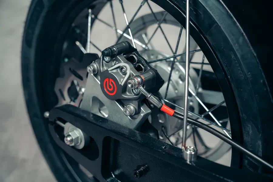 elle n’a ni carénage, ni câbles visibles cette moto électrique britannique défie toutes les règles et fait sensation à mcl25 6