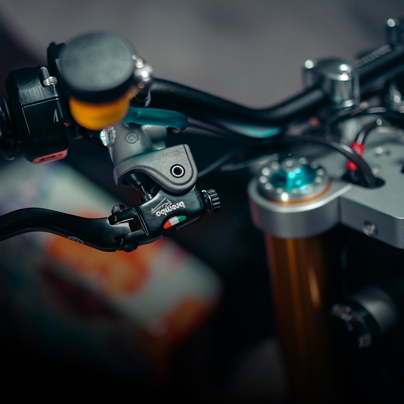 elle n’a ni carénage, ni câbles visibles cette moto électrique britannique défie toutes les règles et fait sensation à mcl25 7
