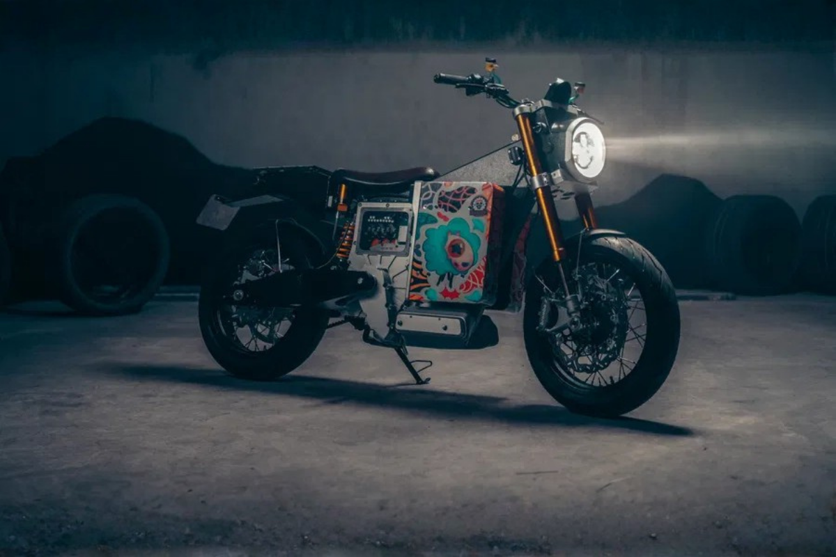 elle n’a ni carénage, ni câbles visibles cette moto électrique britannique défie toutes les règles et fait sensation à mcl25