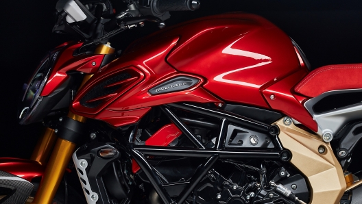fabriquée à 300 exemplaires, cette mv brutale redéfinit le luxe à l’italienne triple 950, châssis hybride et échappement termignoni 10