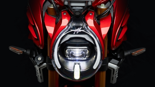 fabriquée à 300 exemplaires, cette mv brutale redéfinit le luxe à l’italienne triple 950, châssis hybride et échappement termignoni 11