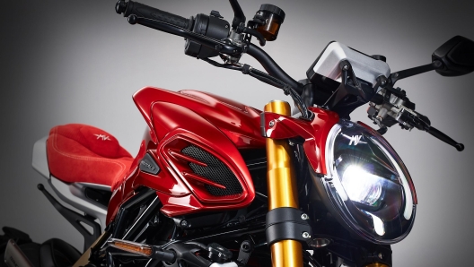 fabriquée à 300 exemplaires, cette mv brutale redéfinit le luxe à l’italienne triple 950, châssis hybride et échappement termignoni 12