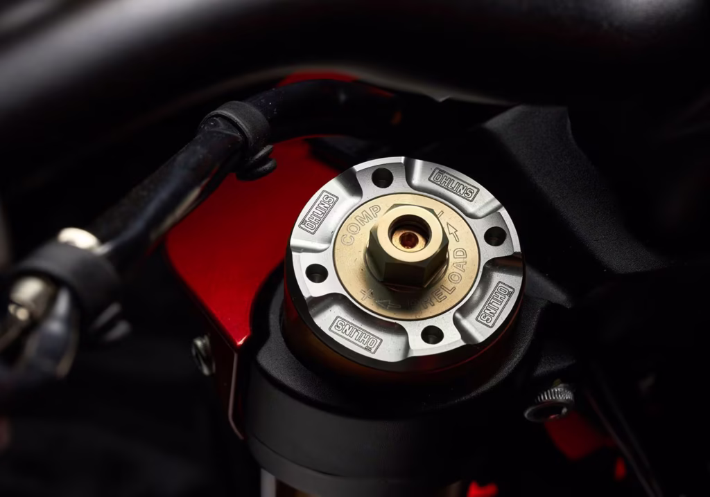 fabriquée à 300 exemplaires, cette mv brutale redéfinit le luxe à l’italienne triple 950, châssis hybride et échappement termignoni 22