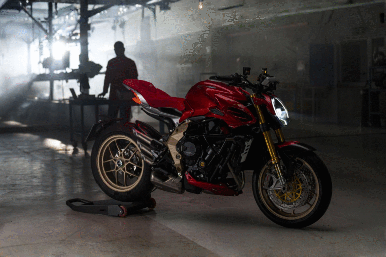 fabriquée à 300 exemplaires, cette mv brutale redéfinit le luxe à l’italienne triple 950, châssis hybride et échappement termignoni