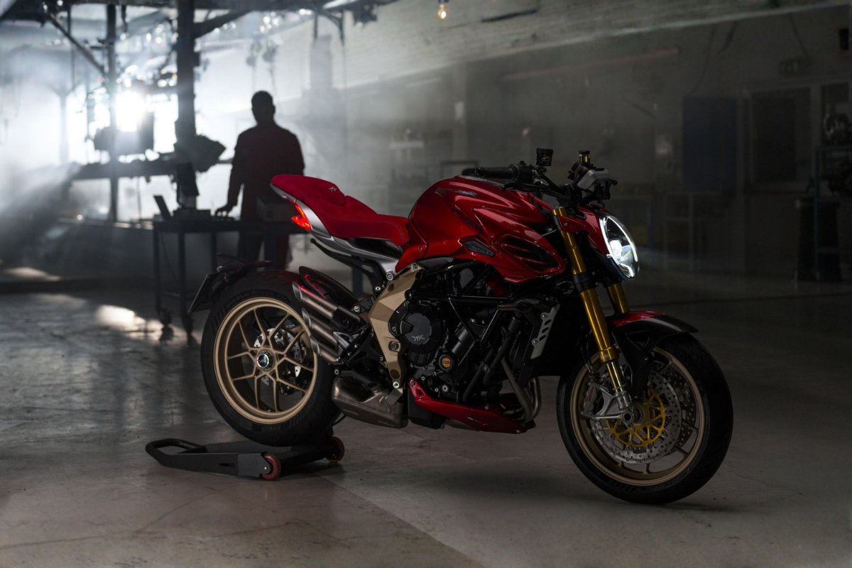 fabriquée à 300 exemplaires, cette mv brutale redéfinit le luxe à l’italienne triple 950, châssis hybride et échappement termignoni