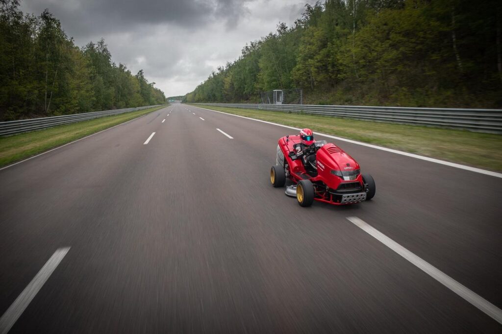 honda signe un record guinness avec un engin légalement reconnu comme tondeuse, capable d’abattre le 0 à 100 en moins de 3 s 3