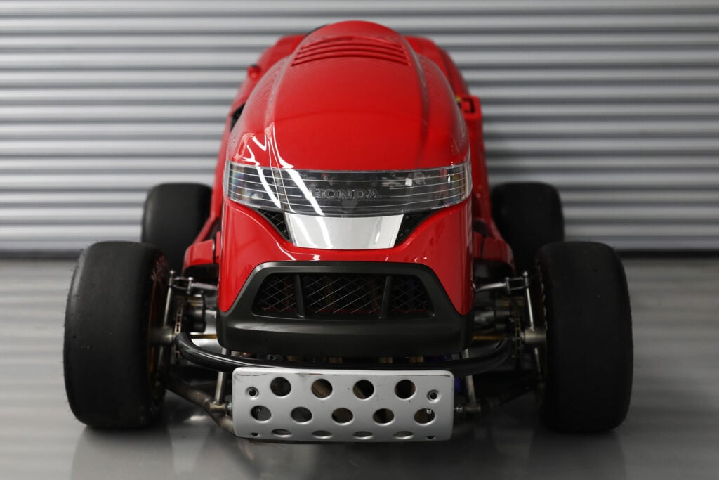 honda signe un record guinness avec un engin légalement reconnu comme tondeuse, capable d’abattre le 0 à 100 en moins de 3 s 7
