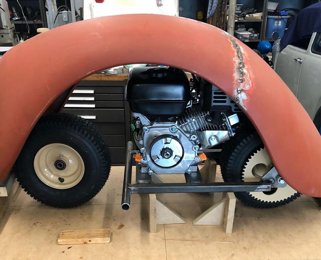il découpe une vieille vw coccinelle et fabrique deux minimotos rétro de 212 cc internet hurle au génie (et au sacrilège) 13