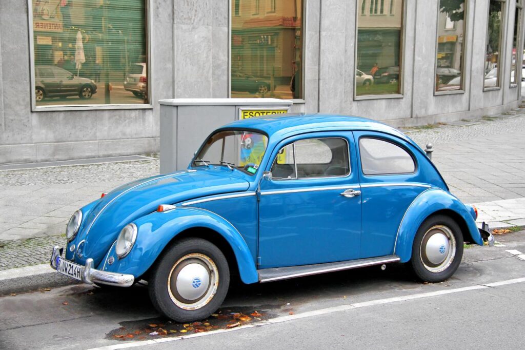 il découpe une vieille vw coccinelle et fabrique deux minimotos rétro de 212 cc internet hurle au génie (et au sacrilège) 15