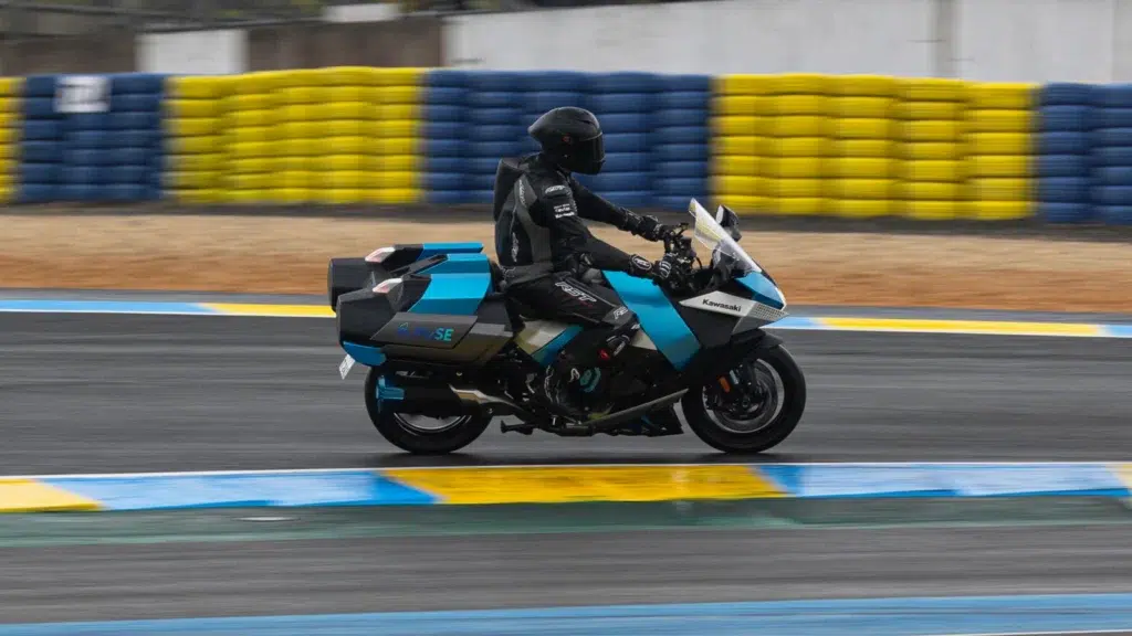 kawasaki a présenté la première moto du monde qui fonctionnera sur ce nouveau type de carburant promis à un grand avenir l'hydrogène 7