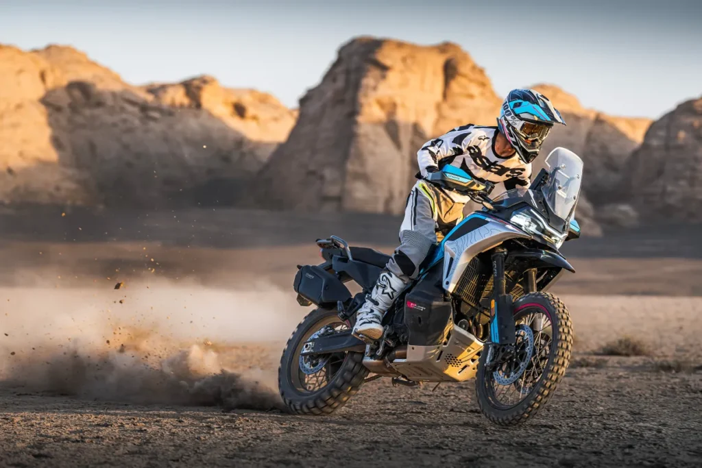 la chine frappe fort en 2026 avec la cfmoto 1000mt x, un trail haut de gamme qui vise la bmw gs et la ténéré 700 3