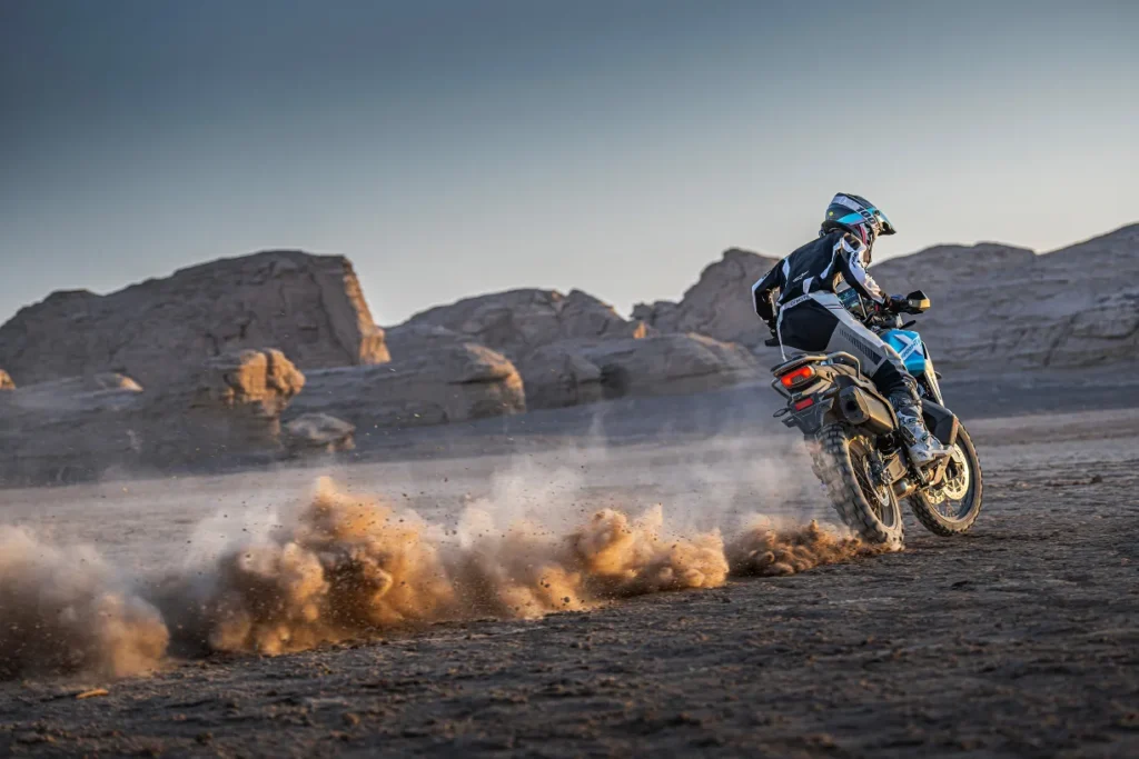 la chine frappe fort en 2026 avec la cfmoto 1000mt x, un trail haut de gamme qui vise la bmw gs et la ténéré 700 4