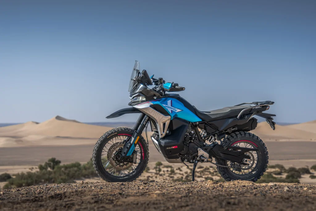 la chine frappe fort en 2026 avec la cfmoto 1000mt x, un trail haut de gamme qui vise la bmw gs et la ténéré 700 7