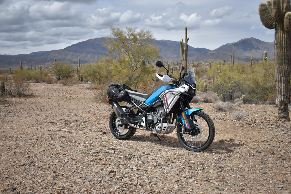 la chine frappe fort en 2026 avec la cfmoto 1000mt x, un trail haut de gamme qui vise la bmw gs et la ténéré 700 8