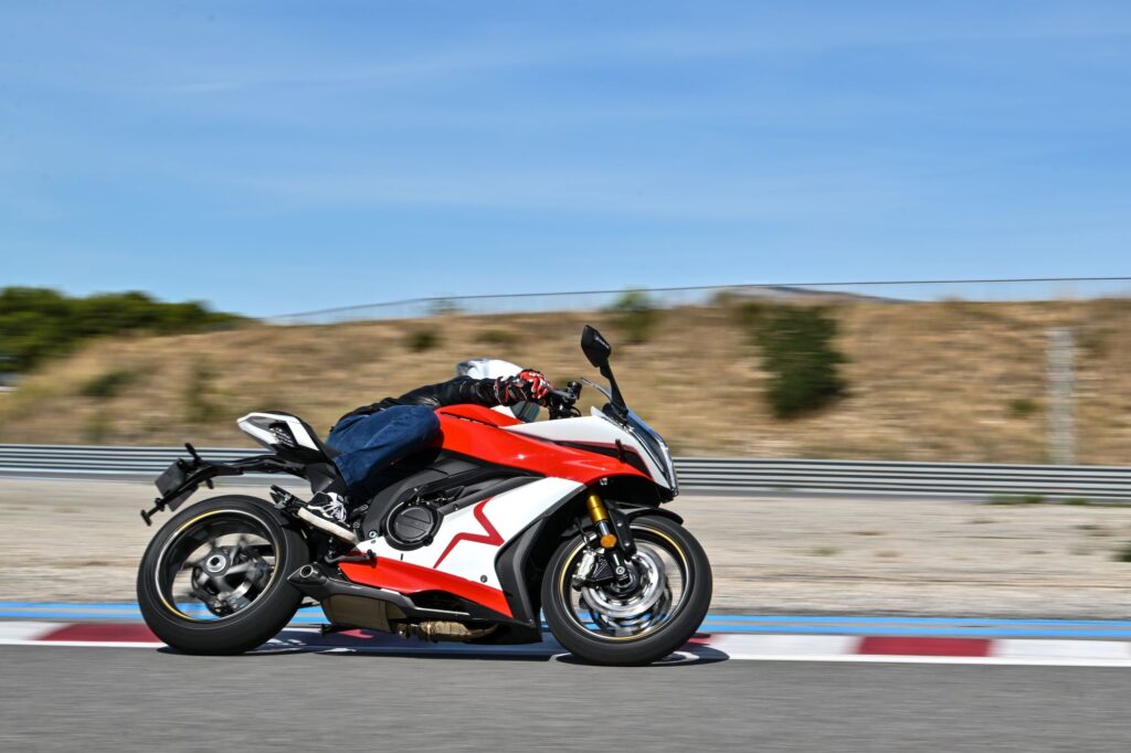 la france tient enfin sa sportive accessible la mash k750 décoiffe avec son moteur de 730 cm³ qui pourrait bien ridiculiser les japonaises sur route comme sur circuit 1