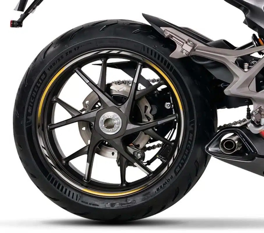 la france tient enfin sa sportive accessible la mash k750 décoiffe avec son moteur de 730 cm³ qui pourrait bien ridiculiser les japonaises sur route comme sur circuit 10