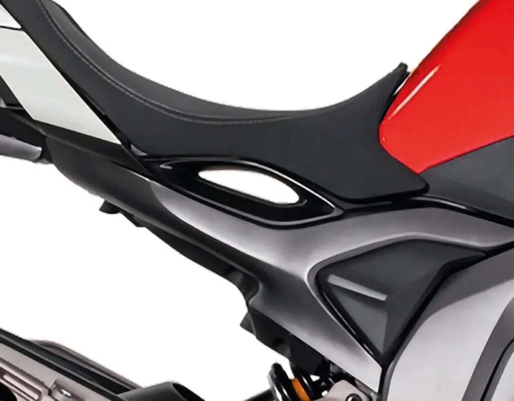 la france tient enfin sa sportive accessible la mash k750 décoiffe avec son moteur de 730 cm³ qui pourrait bien ridiculiser les japonaises sur route comme sur circuit 11