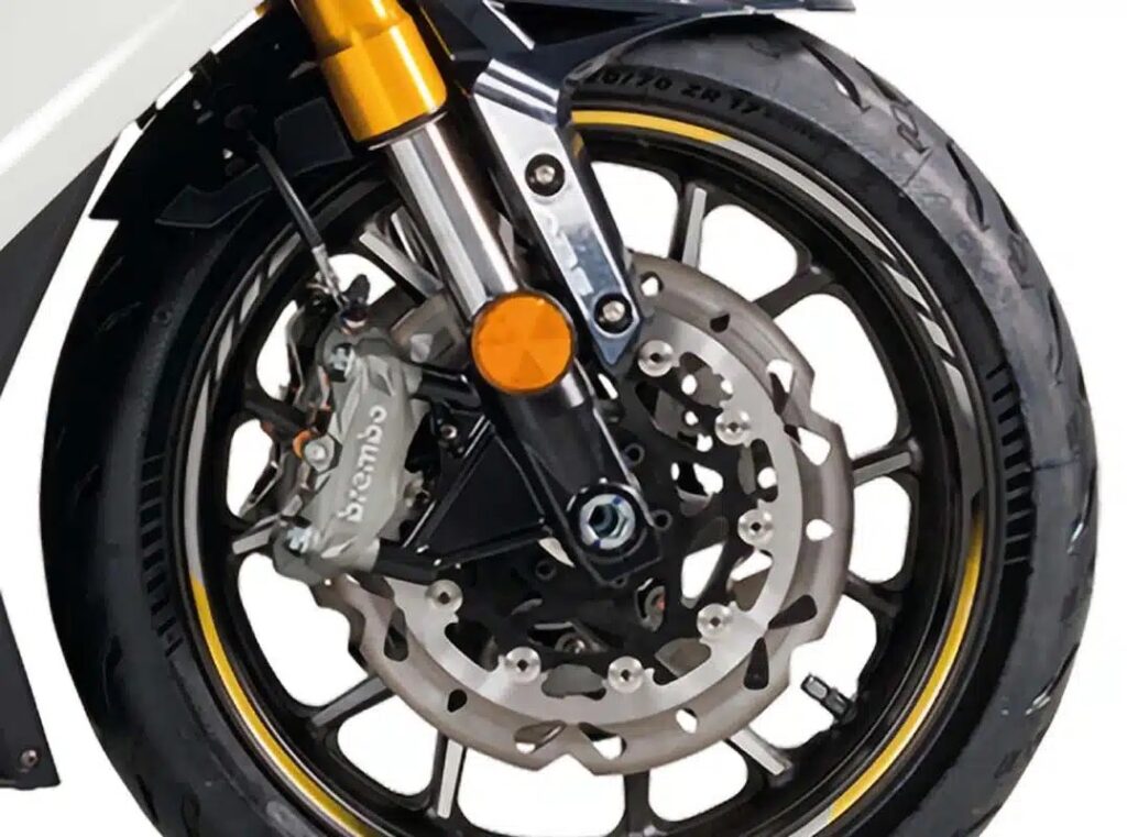 la france tient enfin sa sportive accessible la mash k750 décoiffe avec son moteur de 730 cm³ qui pourrait bien ridiculiser les japonaises sur route comme sur circuit 13