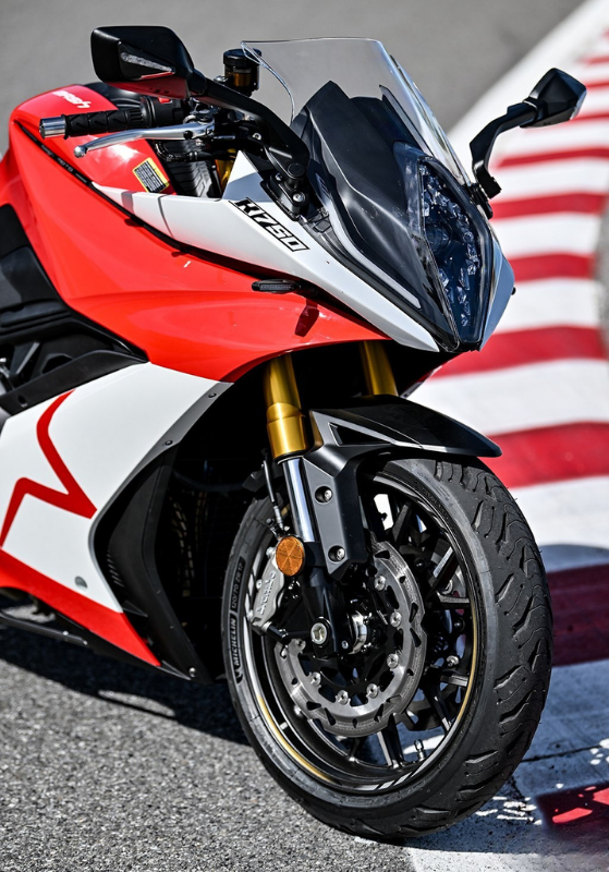 la france tient enfin sa sportive accessible la mash k750 décoiffe avec son moteur de 730 cm³ qui pourrait bien ridiculiser les japonaises sur route comme sur circuit 14